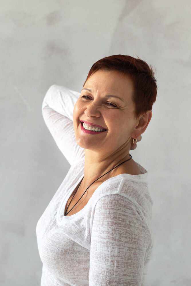 vista-frontal-senior-mujer-sonriendo